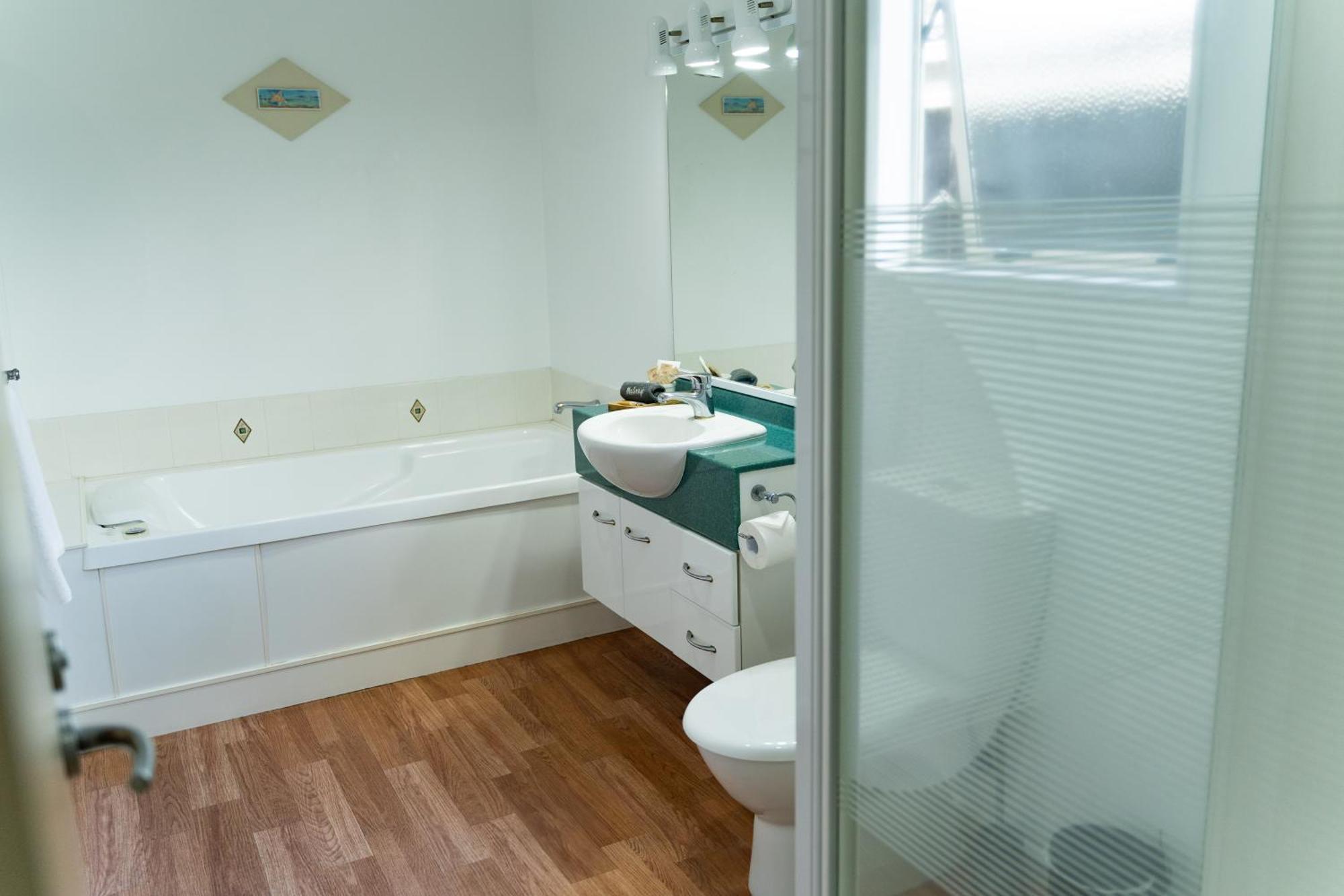 Pacific Coast Motor Motel 4*