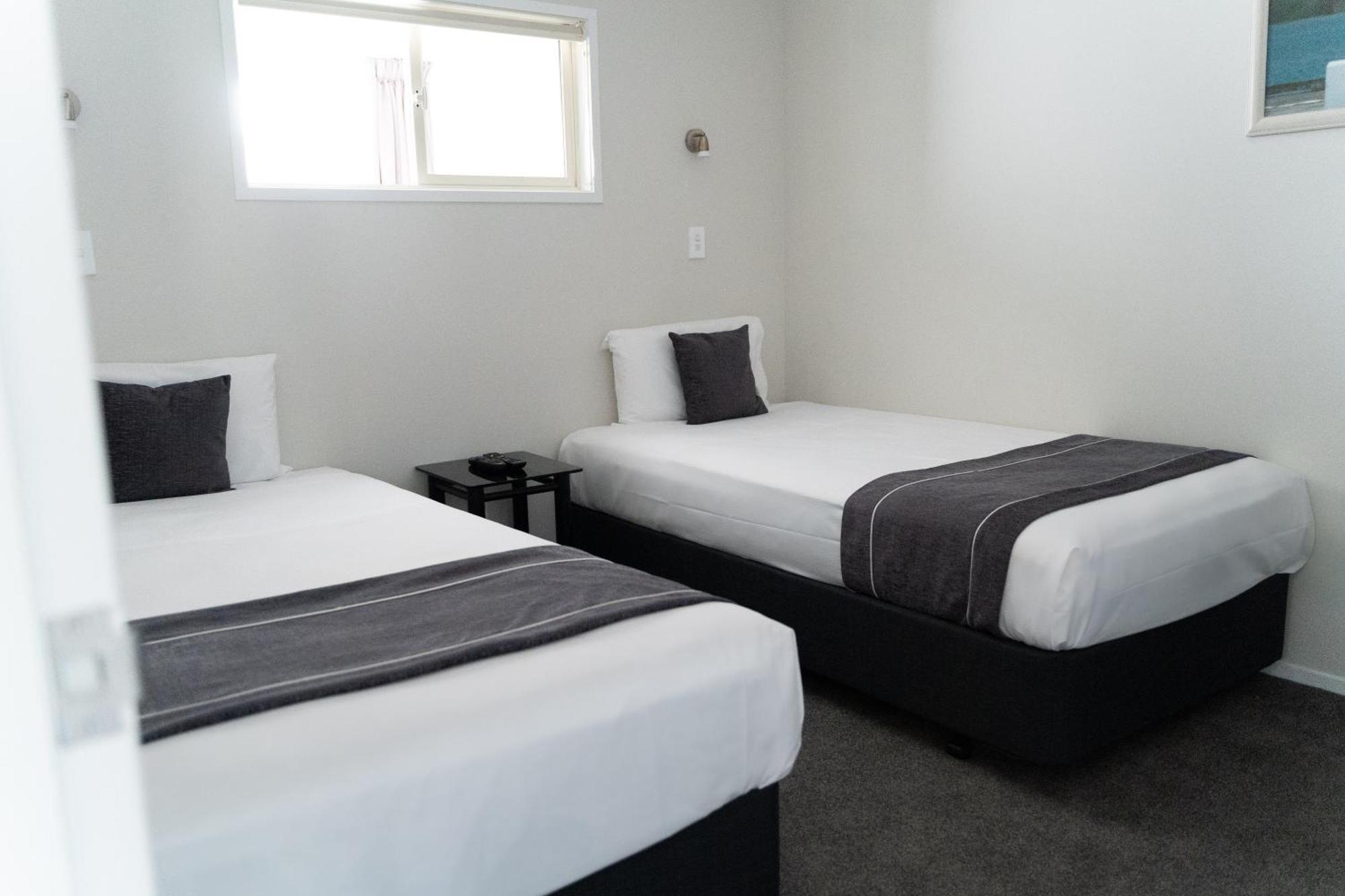 Pacific Coast Motor Motel 4*