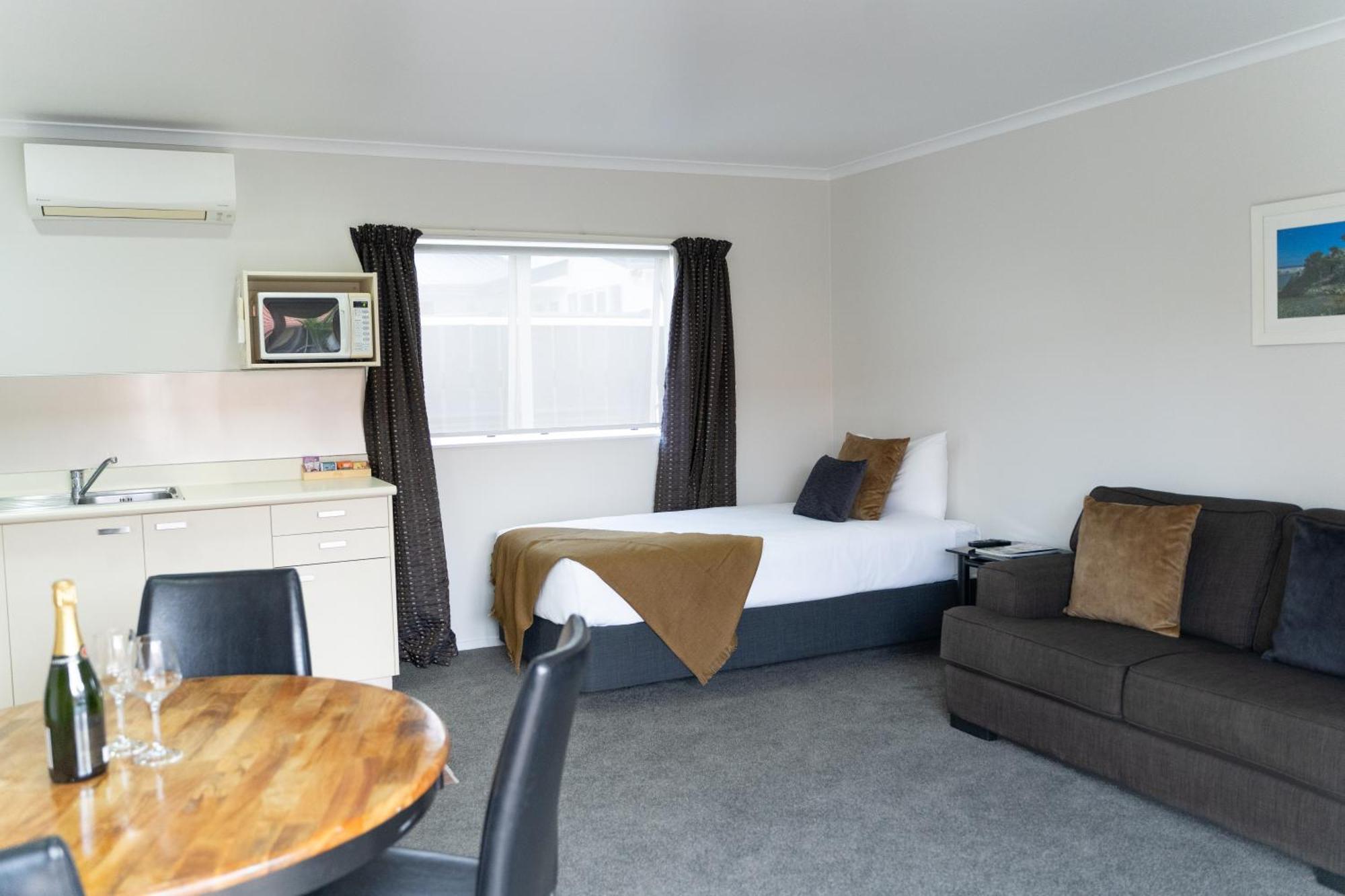 Pacific Coast Motor 4*